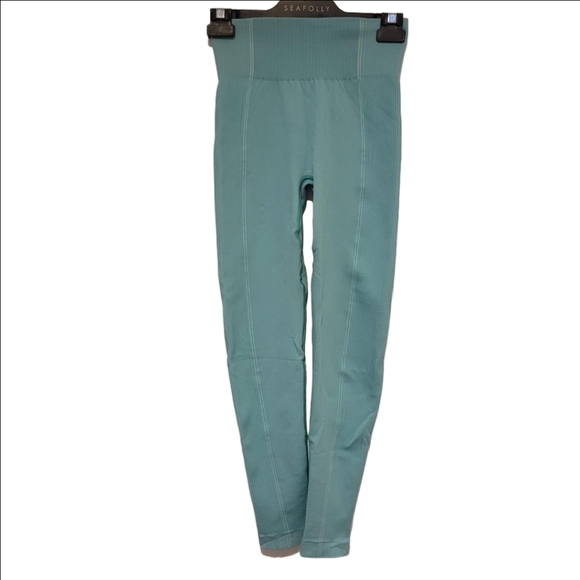 Gymshark crop shirt and Leggings - Picture 3 of 5